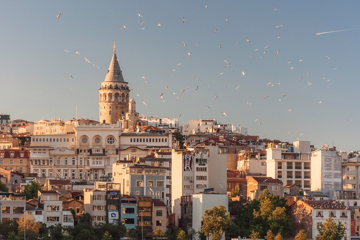 Istanbul'da geleneksel Turk kahvaltisi sofrasi